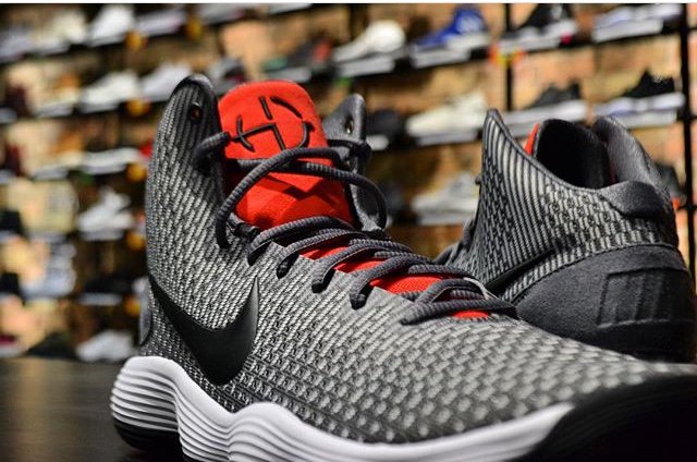 Ballzy_Latvia's tweet photo. Sezonas populārākais modelis Nike HYPERDUNK 2017 jaunā krāsā!
🔝 💯
Nike Hyperdunk 2017 modelis ir devītais Nike Hyperdunk modelis.
Kā parasti vizuāli klasisks, bet ar ļoti spēcīgu amortizāciju un REACT putu polsterējums maksimālam komfortam 🏀 ⛹
#NikeHyperdunk2017 #BallzyRiga https://t.co/rcSnaKVyjT