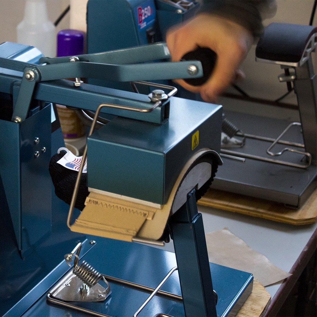 CWLabels's tweet image. A ✨ sneak peak ✨ of our custom in-house application service from start to finish! We sew, we press, we do it all! ✌️

#sewing #knitting #applicationservice #fashiondesign #wovenlabels #wovenpatches #custompatches #diy #beanies #hats #clothing #apparel #branding #merchandise