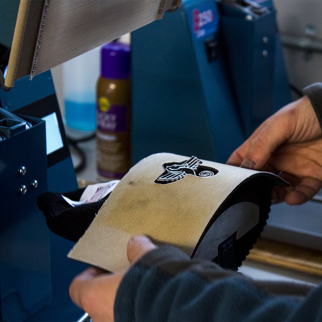 CWLabels's tweet image. A ✨ sneak peak ✨ of our custom in-house application service from start to finish! We sew, we press, we do it all! ✌️

#sewing #knitting #applicationservice #fashiondesign #wovenlabels #wovenpatches #custompatches #diy #beanies #hats #clothing #apparel #branding #merchandise