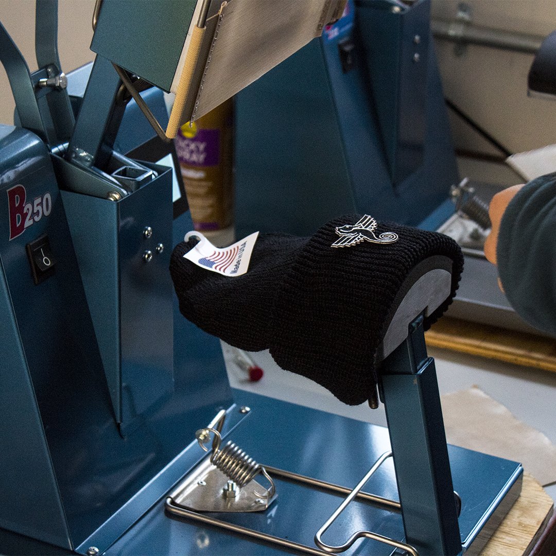 CWLabels's tweet image. A ✨ sneak peak ✨ of our custom in-house application service from start to finish! We sew, we press, we do it all! ✌️

#sewing #knitting #applicationservice #fashiondesign #wovenlabels #wovenpatches #custompatches #diy #beanies #hats #clothing #apparel #branding #merchandise