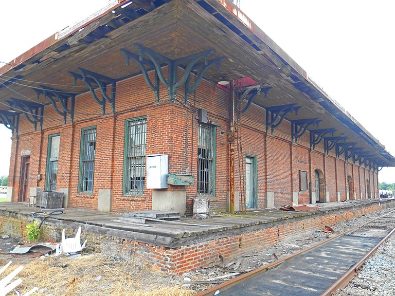 TheGeorgiaTrust's tweet photo. Listed on our 2018 list of Places in Peril, the 1871 Fort Valley Freight Depot is one of only ten depots of similar design that remain standing in Georgia. Read more about this and 9 other endangered sites: https://t.co/rOnFvdb6nx
#2018PIP #PlacesinPeril https://t.co/UL9Hxsswbn