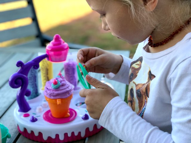 diana_chastain_'s tweet photo. #ad Frost Their World with #Sweetlings this holiday season, a craft from @AlexToys that captures the current decorating food trends into a fun craft that becomes collectible characters! https://t.co/vaWuzm8xwE #HGG2017 https://t.co/D87yNaRDC2