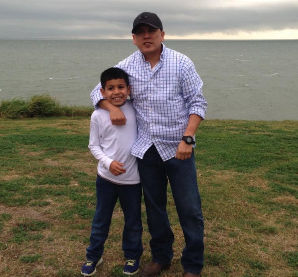 CloydRivers's tweet photo. RIP U.S. Border Patrol agent Rogilio Martinez.
While on patrol, he was murdered by illegal aliens who crushed his skull with rocks. This little boy no longer has a dad.
Build that f🇺🇸cking Wall. Merica. https://t.co/JdwT3OAv9h