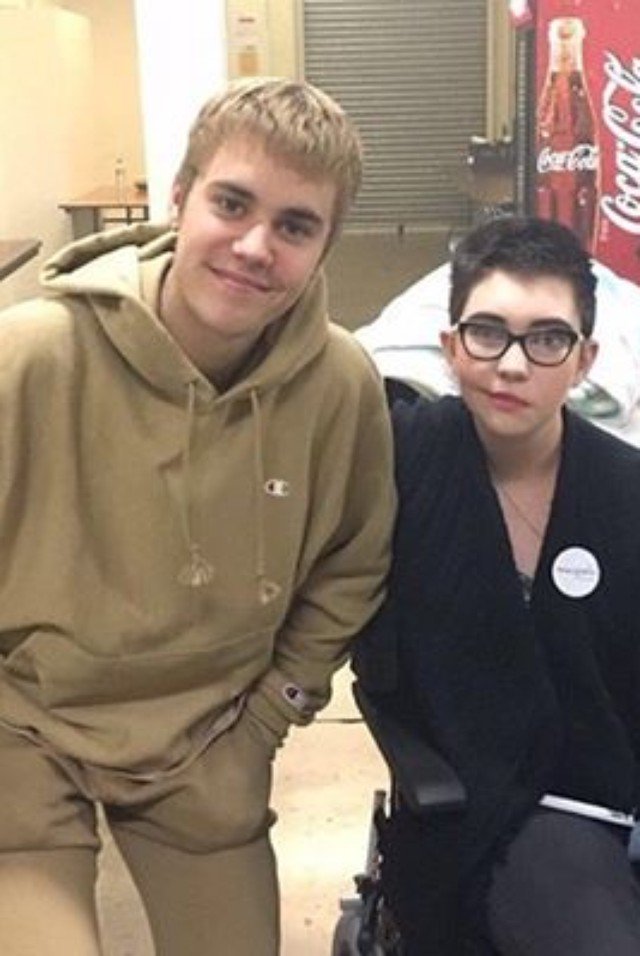 biebzdeluxe's tweet photo. justin o kadar şımarık ve atarlı ki her sene binlerce hasta hayranını ziyaret ediyor bağış yapıyor ve üstüne afrikalı aç çocukların yanına gidiyor ayakkabısını çıkarıp fakir çocuğa giydiriyor haklı gazetecilerde o atarlı bir ergen https://t.co/yX67rSklok
