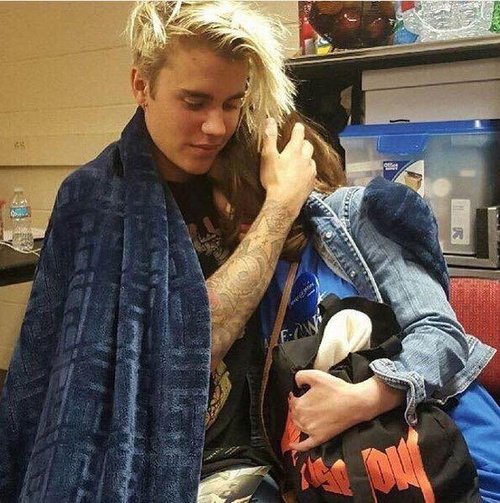 biebzdeluxe's tweet photo. justin o kadar şımarık ve atarlı ki her sene binlerce hasta hayranını ziyaret ediyor bağış yapıyor ve üstüne afrikalı aç çocukların yanına gidiyor ayakkabısını çıkarıp fakir çocuğa giydiriyor haklı gazetecilerde o atarlı bir ergen https://t.co/yX67rSklok