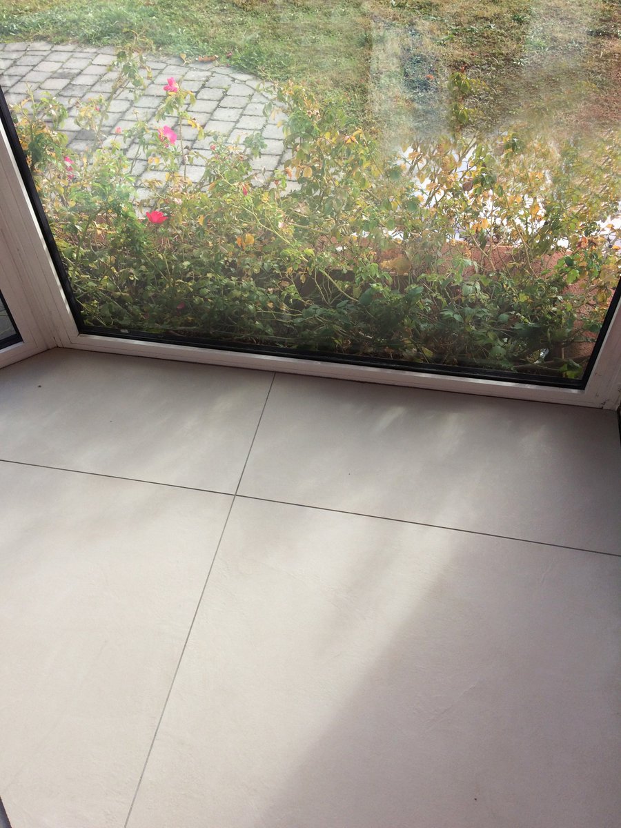 arlogis69's tweet photo. On vous dévoile un bout de notre nouveau #carrelage ! Un grès cérame émaillé beige au format 75x75cm. #travaux #renovation #maisonsarlogis https://t.co/SXZL9HmJwd