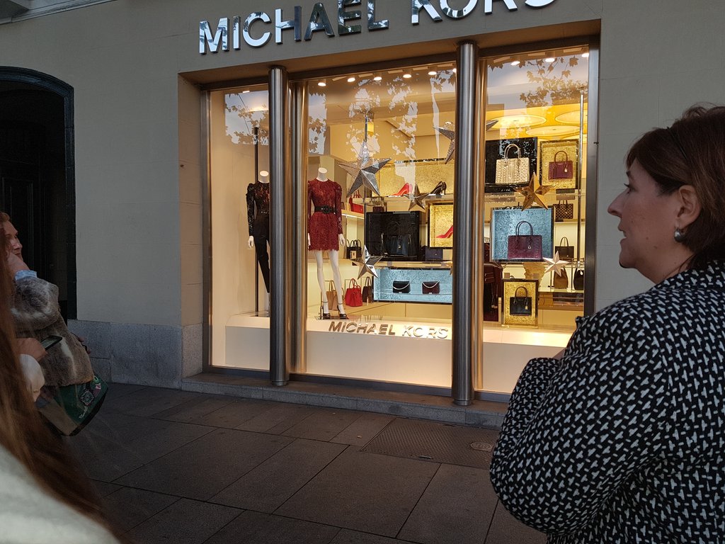 CamaradeMadrid's tweet photo. Parada ante un escaparate navideño para analizar las claves para reforzar la imagen de marca #escaparatismo #visualretailtour https://t.co/sMsVWzCcTK