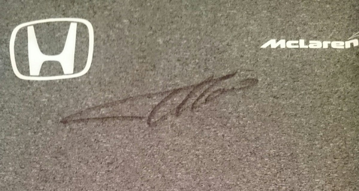 Cerrando la maleta para el #AbuDhabiGP.  Se me cayó esta camiseta de #miarmario y firmada por Alonso... Follow, retuit y suerte!
