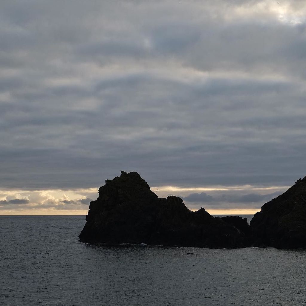 RyanBartaby's tweet photo. Sunset at #kynancecove https://t.co/SF1wtpXUZs https://t.co/vdkbLrjRfL