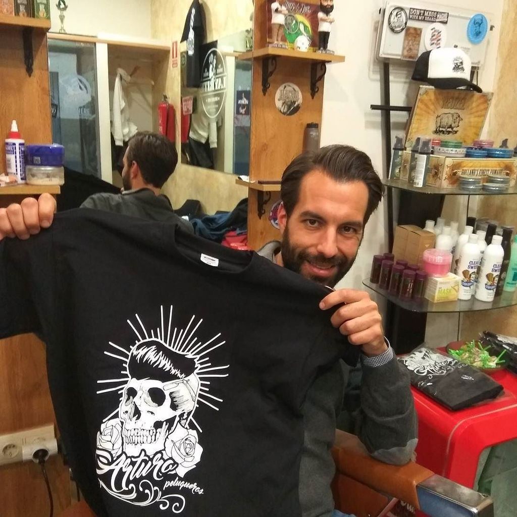 arturopeluquero's tweet photo. Él primero de la temporada con su camiseta👌@iaresf 💈💈#barberiamadrid #cortemasculino #barberlife #madrid #pomade#barbersinctv #spainbarber #nastybarbers #facecut #sharpface #barbershopconnect #showcasebarbers #cortemasculino#beards https://t.co/oWu5SwRYPU