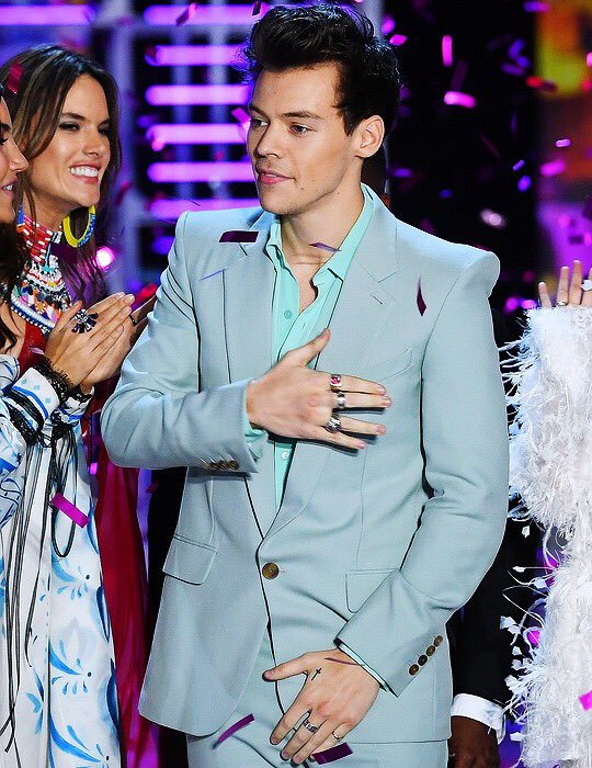 Harry no final do Victoria’s Secret Fashion Show em Shangai // 20 de Novembro 2017.