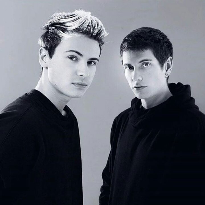 MusicAwardsIT's tweet photo. "Voglio addormentarmi insieme a te sulla sabbia, svegliarci con il sole che risplende nell’acqua"

Quale canzone di @BenjieFede si tratta? https://t.co/11SpJ90A4n