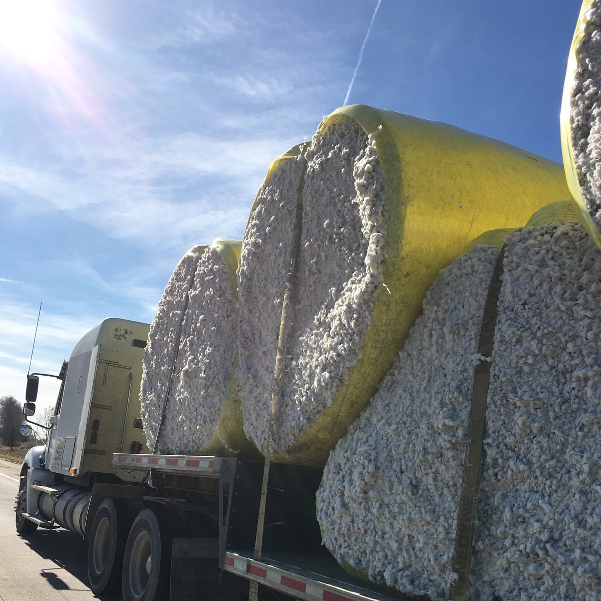 And it was all yellow🔅... #CottonBales
#BigTrucksMoveBigThings🤗 #IAlmostLostMyPhoneOnThisOne