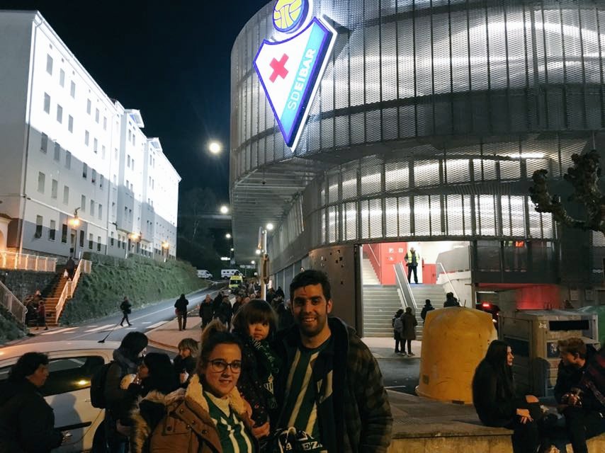 PBeticaLaLaguna's tweet photo. Honor para Camilo y su familia, unos béticos que hacen más de 900km más otros 900km de vuelta desde Los Corrales hasta Ipurua y se encuentra este esperpento.
¿Que sería el Betis sin gente como ustedes? ¡Honor a este loco de la cabeza que viaja con nosotros cada fin de semana! 💚 https://t.co/dJfRtjF9QK