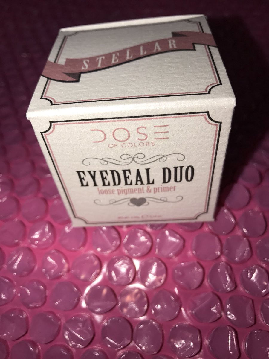 Jami_Rae's tweet photo. I have this @Doseofcolors βeyedeal duoβ loose pigment & primer in the color Stellar. π« Itβs dark blue. π Blue is kinda outta my comfort zone. π€ I need some inspo, makeup lovers...send me some blue eye looks, please. ππ #Makeup #Beauty #JamiRae #MUE π€ https://t.co/OpEGbLttdp