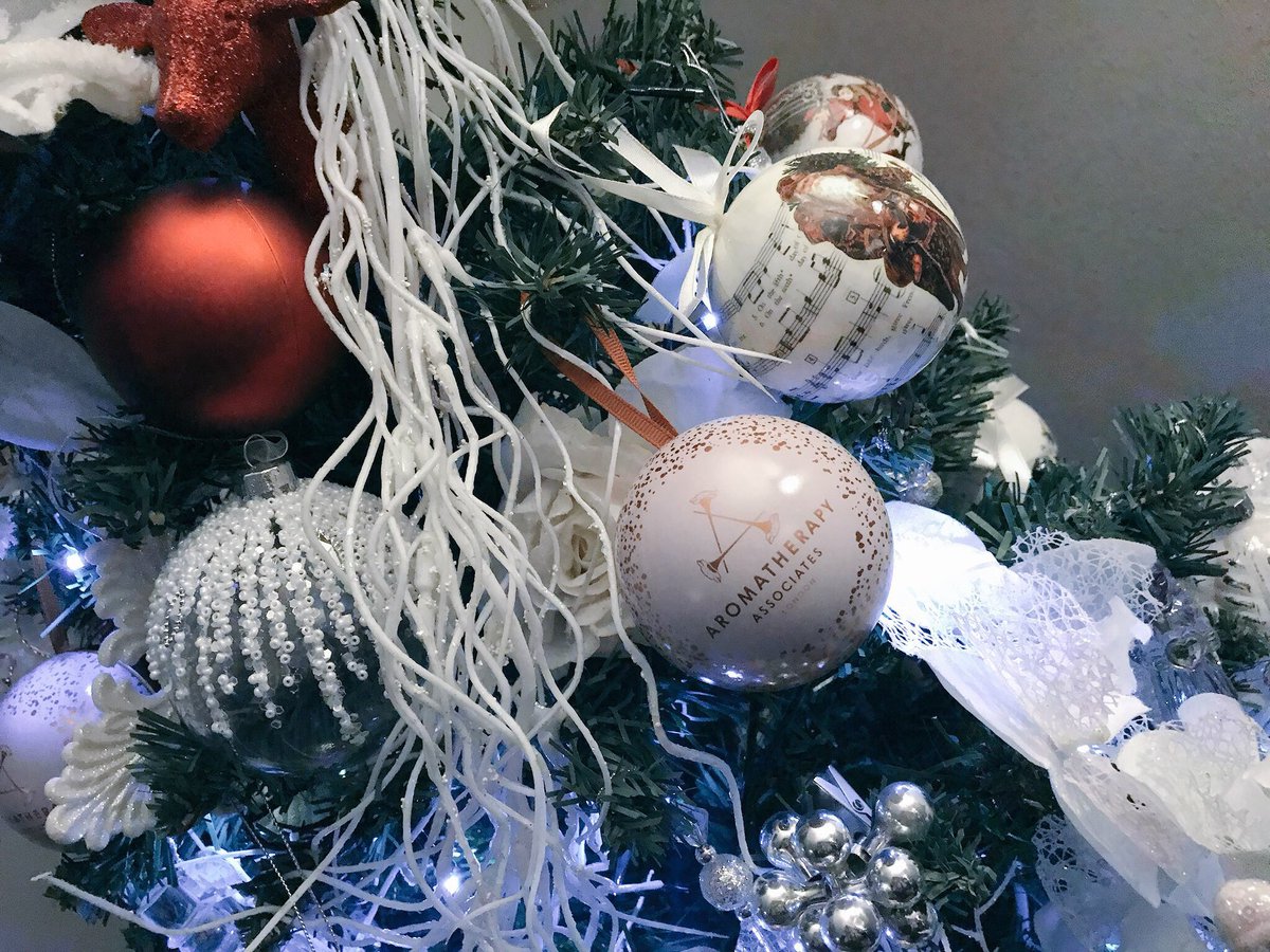 Maximilian_LG's tweet photo. A little festive spirit with @AromaAssoc  Christmas Baubles! This year must have Tree treat 🎄🍾😆 https://t.co/0NBCPmGL1e