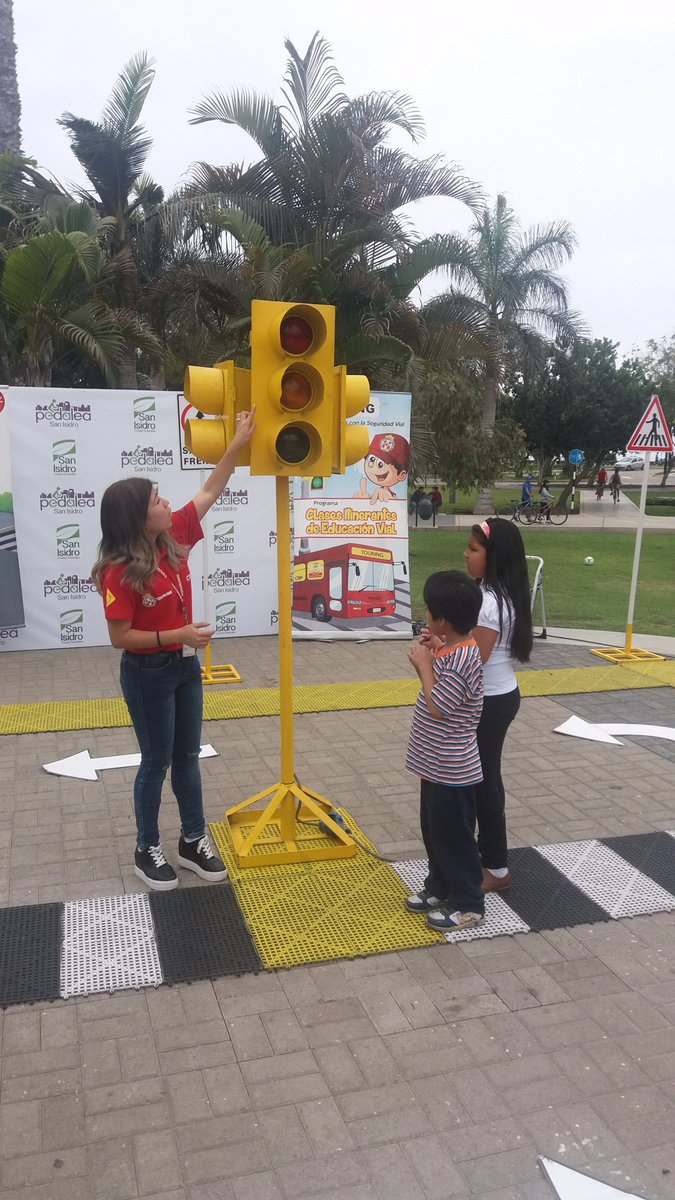 touring_peru's tweet photo. Ayer estuvimos con nuestro #BusEscuela en el marco del #RecuerdoDeLasVíctimasDeAccidentesDeTránsito difundiendo la #SeguridadVial en niños y grandes en el parque Benemérita Guardia Civil (ex La Pera) junto con la @munisanisidro https://t.co/zjNHlZGsvp