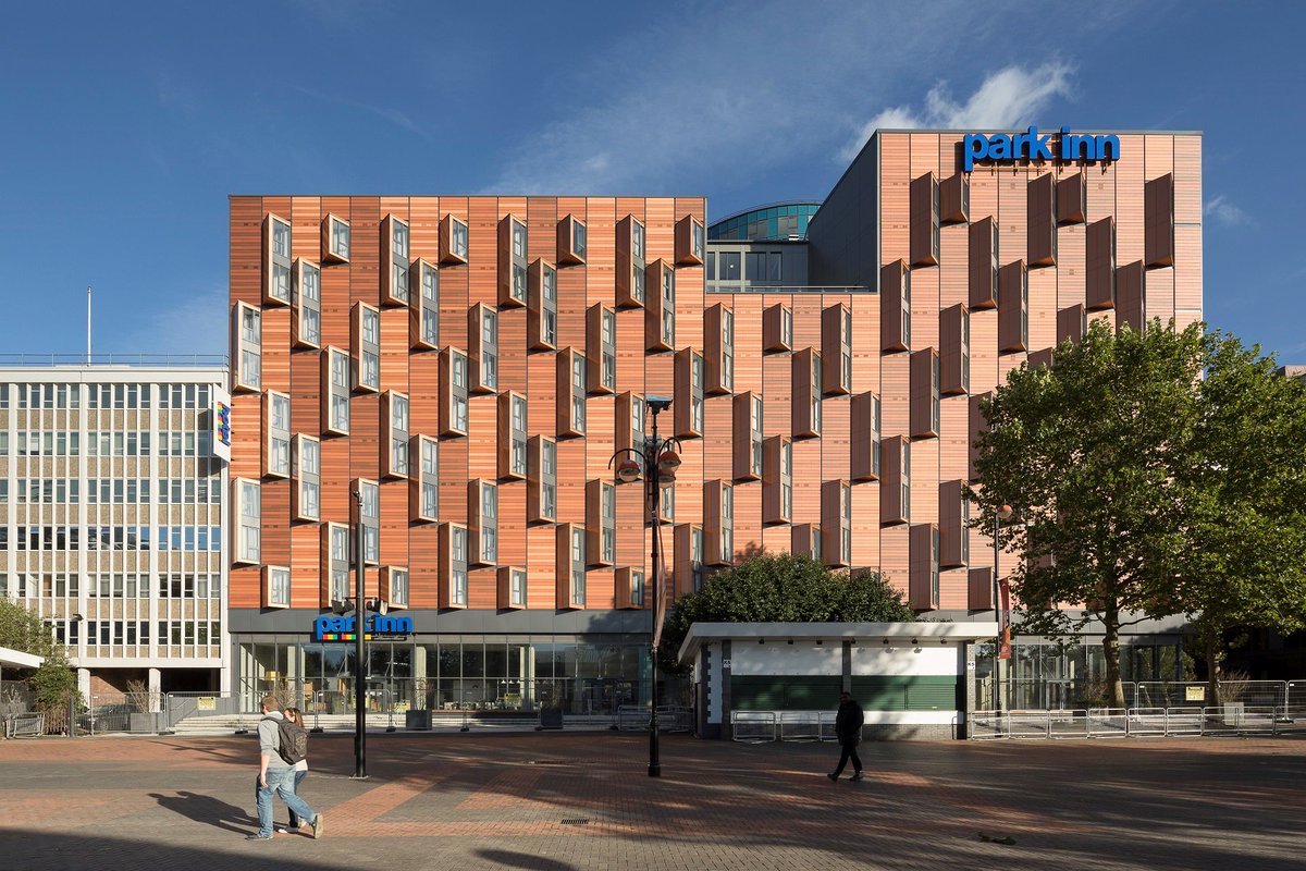 GBasica's tweet photo. La cadena de Hoteles Park Inn confió en los beneficios del material #Argeton para su revestimiento ya que buscaban la reducción de fisuras en la #fachada y a su vez dar una imagen más natural.#facade #fachadasventiladas. Conoce todos sus beneficios aquí -> https://t.co/AxYQ2rLRQb https://t.co/VPtvtaYV0o