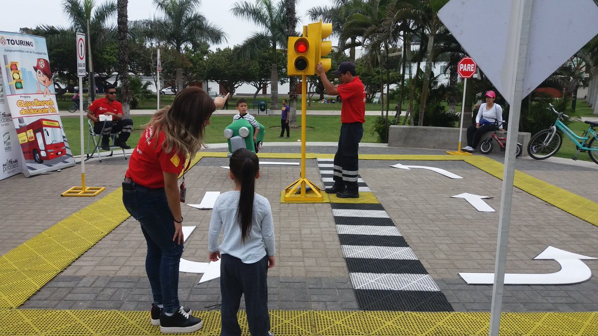 touring_peru's tweet photo. Ayer estuvimos con nuestro #BusEscuela en el marco del #RecuerdoDeLasVíctimasDeAccidentesDeTránsito difundiendo la #SeguridadVial en niños y grandes en el parque Benemérita Guardia Civil (ex La Pera) junto con la @munisanisidro https://t.co/zjNHlZGsvp