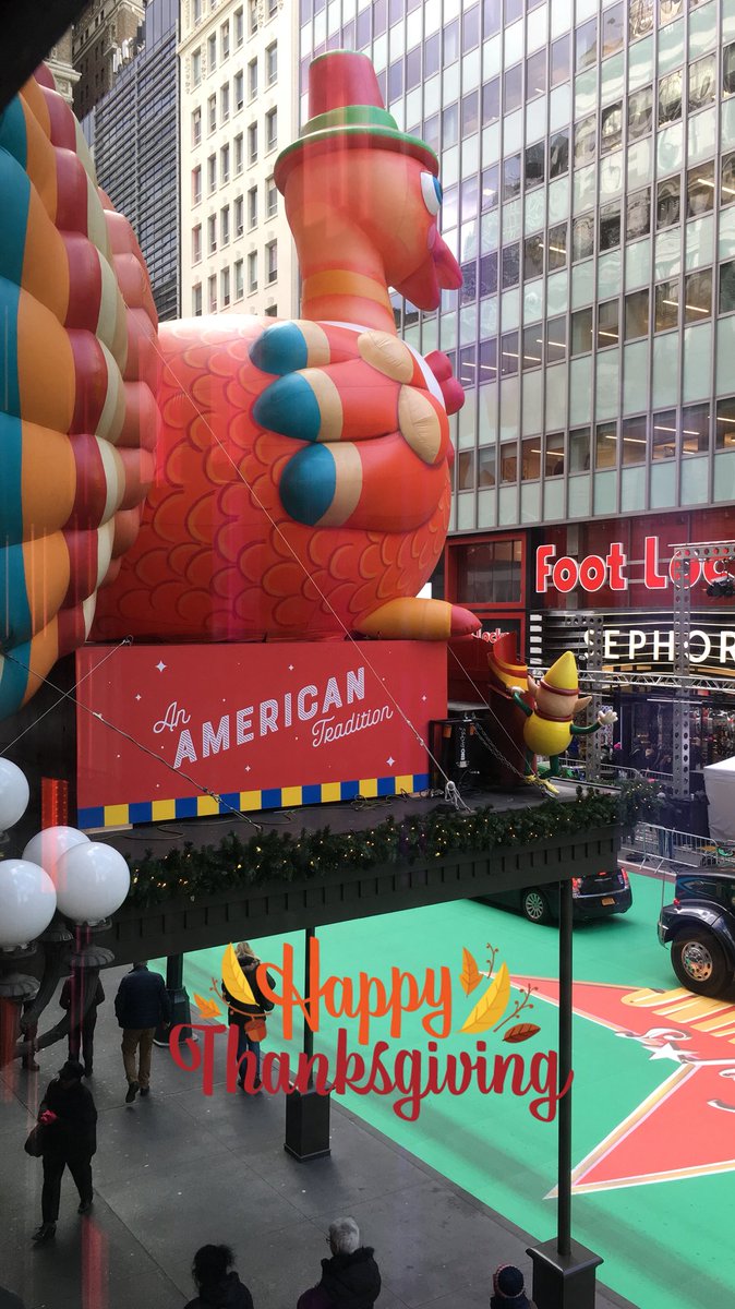 NYCRobyn's tweet photo. Signs of the holiday in #nyc #thanksgivingweek #NBC4NY @macysnews @nycfeelings @NYCpictures @NYC @NYCDailyPics @yourtake @agreatbigcity #itsbeginningtolookalotlikechristmas #itsthemostwonderfultimeoftheyear 🦃🎅⛄️❄️🥂 https://t.co/8K38UszpTB