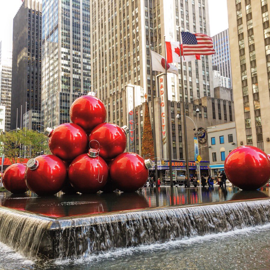 NYCRobyn's tweet photo. Signs of the holiday in #nyc #thanksgivingweek #NBC4NY @macysnews @nycfeelings @NYCpictures @NYC @NYCDailyPics @yourtake @agreatbigcity #itsbeginningtolookalotlikechristmas #itsthemostwonderfultimeoftheyear 🦃🎅⛄️❄️🥂 https://t.co/8K38UszpTB