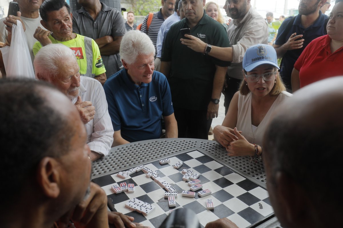 PAShanky's tweet image. This isn't how you play chess! #ClintonFail etc...etc