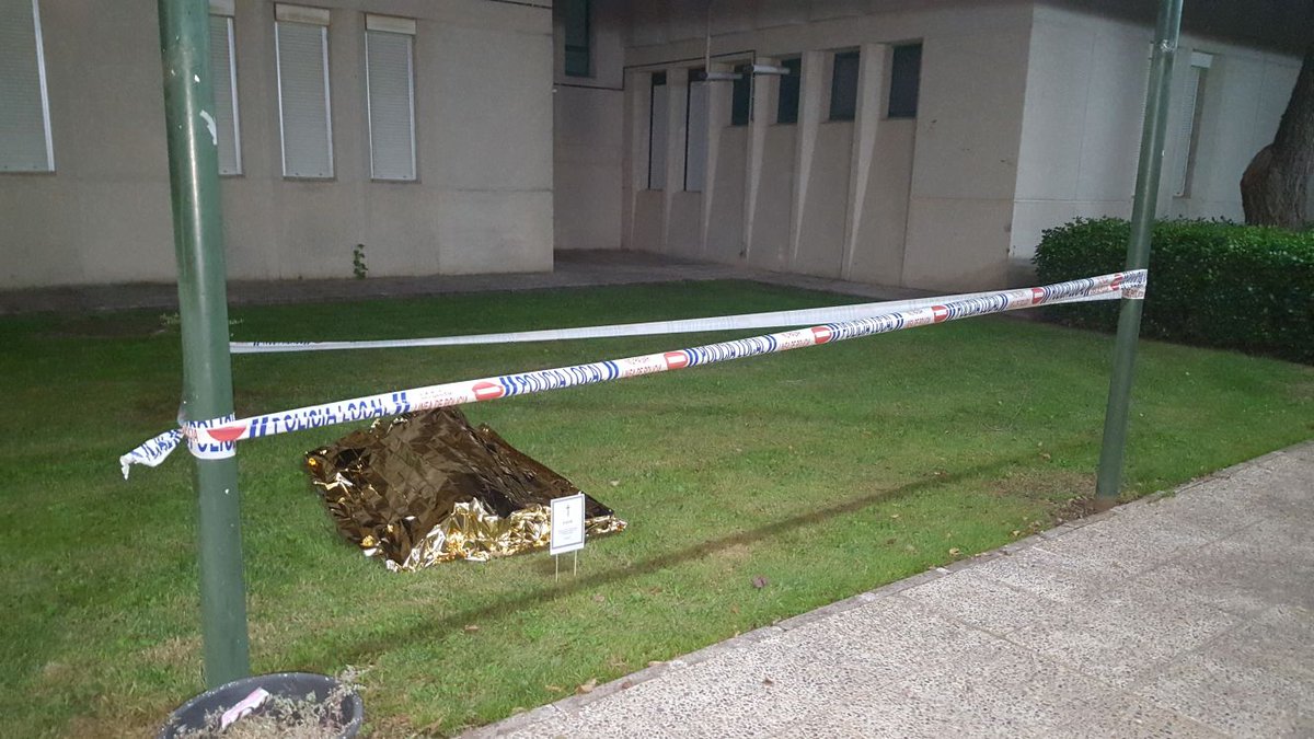Desconect_Arte's tweet photo. Esta noche han aparecido varios cuerpos dispersos por los alrededores de la Facultad de Educación de la #Unex en el Campus de #Badajoz en #Extremadura https://t.co/mLF9rUOnMS