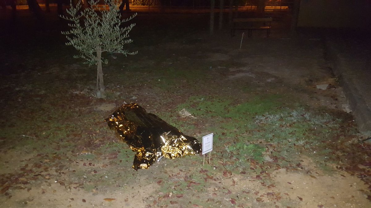 Desconect_Arte's tweet photo. Esta noche han aparecido varios cuerpos dispersos por los alrededores de la Facultad de Educación de la #Unex en el Campus de #Badajoz en #Extremadura https://t.co/mLF9rUOnMS