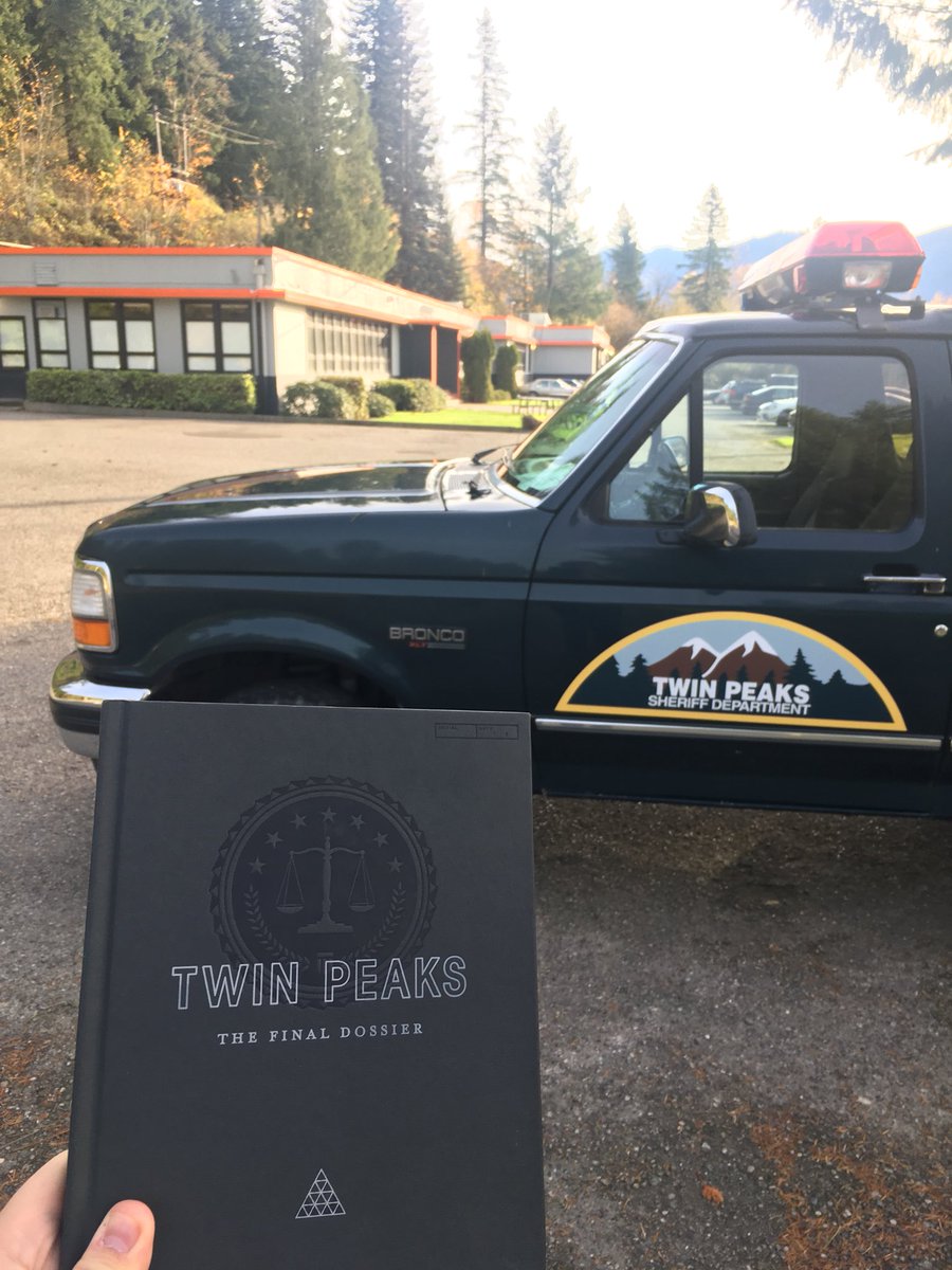 _KLind's tweet photo. @mfrost11 I can think of no better place to wrap up reading this amazing story, than the town where it all began... Thanks for the amazing ride! @Kyle_MacLachlan @DAVID_LYNCH @sssutherland @sherilynfenn1 @BigLeeMarvinFan @JohnPirruccello @ThatsOurWaldo @SHO_TwinPeaks #twinpeaks https://t.co/jvyIqLsYoL