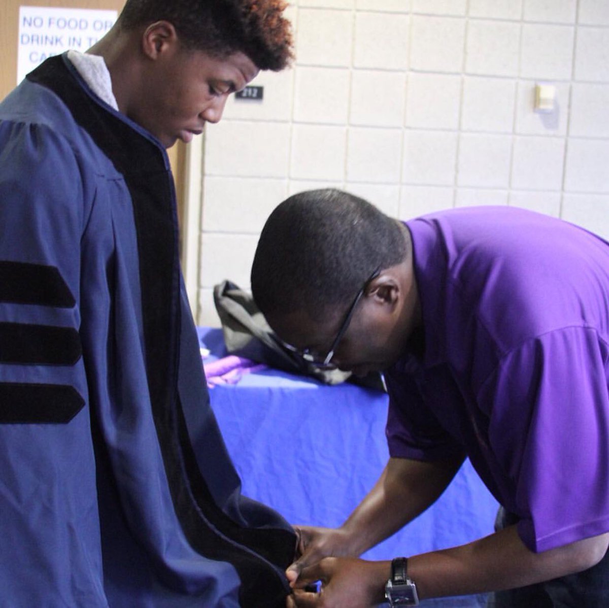 MetroSchools's tweet photo. . @MNPSDirector gives @WhitesCreekHS senior Juwan Kesssee, an aspiring engineer, an opportunity to wear his doctoral robe at the college prep workshop held @TSUedu  #ExceedingGreatExpectations https://t.co/8aIymBghei