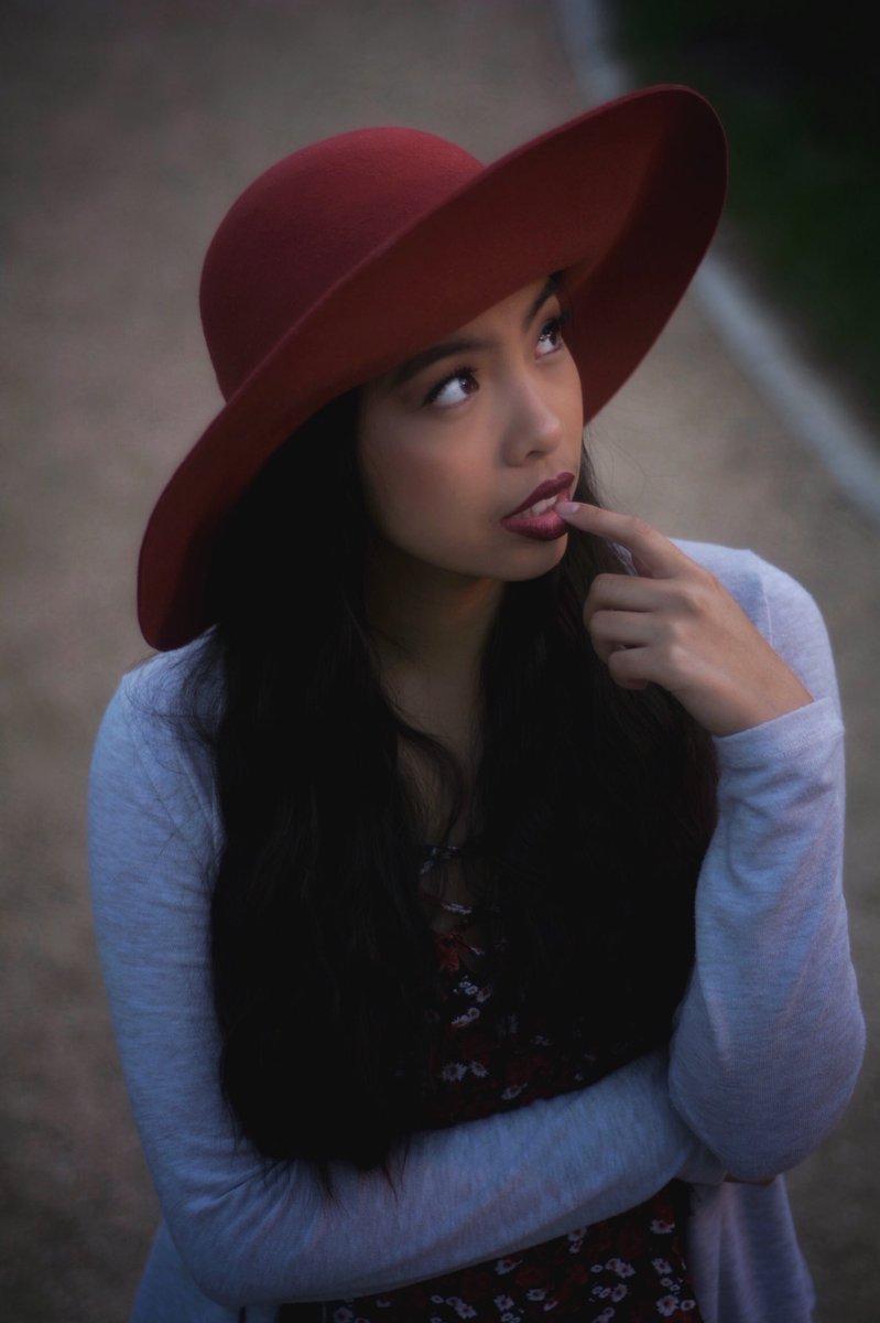 HarelMilan's tweet photo. She’s beautifall 🍂 #FallShoots https://t.co/cg7C9bdJII