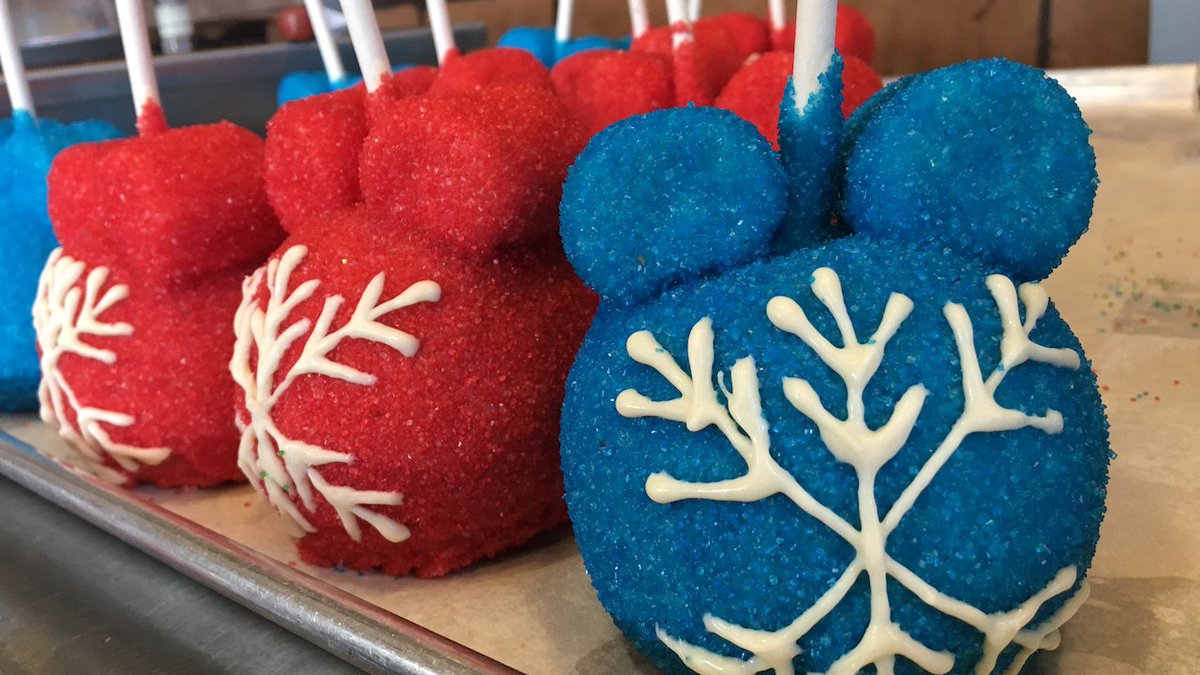 plandisney's tweet image. Make Mickey Snowflake Ornament candy apples with your family with this step-by-step tutorial from the @DisneyParks Blog! bit.ly/2zBa9ND