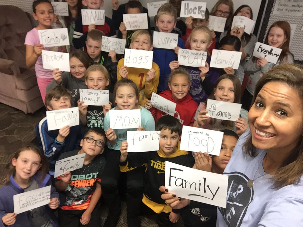 MrsRoth310's tweet photo. Things we are thankful for!! #selfiestart #onesmallthing @KBElementary https://t.co/VyJuT7xjYW