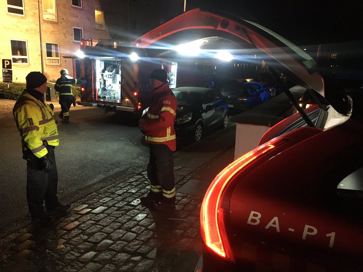 BeredskabOest's tweet photo. #Tværbommen #Gentofte. Vi undersøger mærkelig og udefinerbar lugt fra kloarker i området. Kemiberedskab klar og vi lokaliserer i området. https://t.co/BFPP1HWjgZ