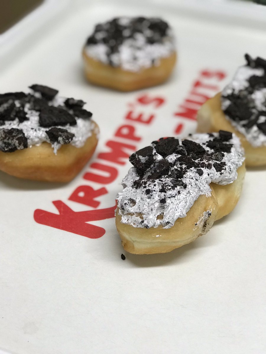 Krumpes's tweet photo. #oreo #mysterymonday #KrumpesDonuts #oreocream #oreotopping https://t.co/oqTd80k8EA