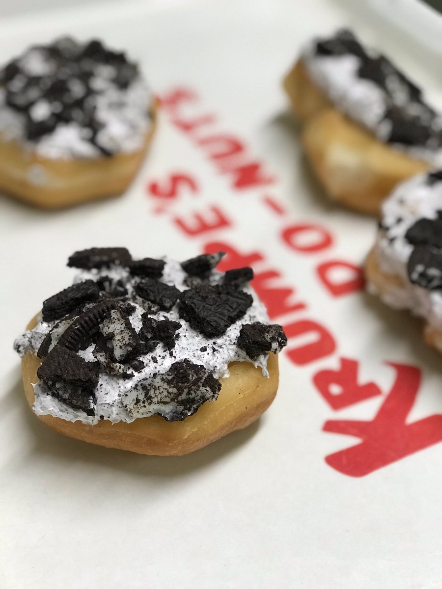 Krumpes's tweet photo. #oreo #mysterymonday #KrumpesDonuts #oreocream #oreotopping https://t.co/oqTd80k8EA