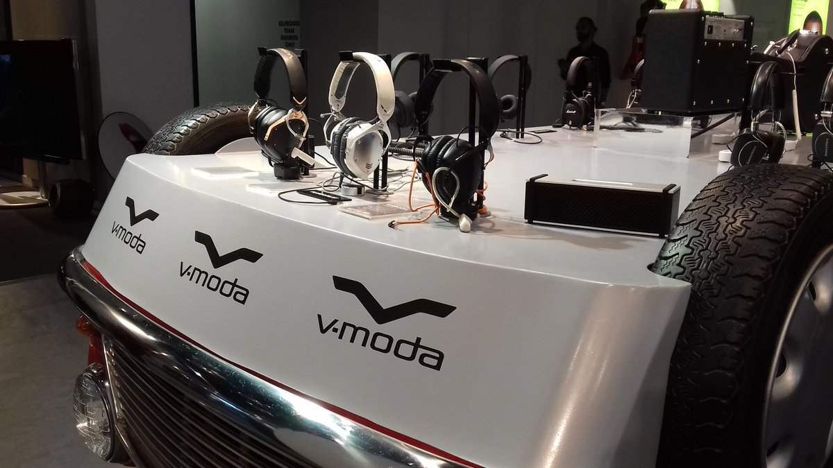 VMODA's tweet photo. V-MODA display on an upside down Mini in @Selfridges London! 🚗 🇬🇧 #VMODA #🎧 #VeniVidiVici #CROSSFADE2WIRELESS #headphones #Selfridges #UK https://t.co/dmDTKl0QwQ