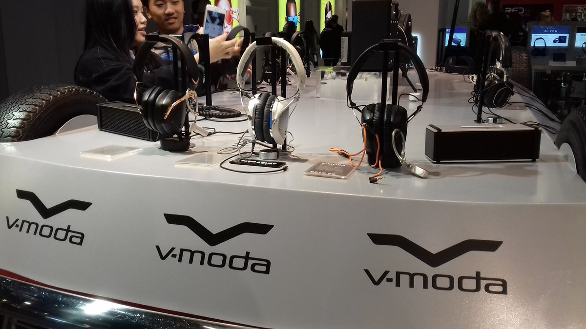 VMODA's tweet photo. V-MODA display on an upside down Mini in @Selfridges London! 🚗 🇬🇧 #VMODA #🎧 #VeniVidiVici #CROSSFADE2WIRELESS #headphones #Selfridges #UK https://t.co/dmDTKl0QwQ