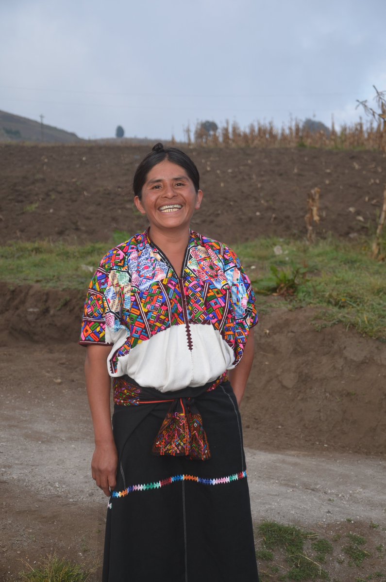Yabal_'s tweet image. En nuestro #MondayMujer, te presentamos a doña Juana Rosario, una madre dedicada, emprendedora y feliz de pertenecer a las cooperativas de #Yabal. yabal.org #ComercioJusto #ComercioSostenible #ComercioEmprendedor #MujeresTejedoras #MujeresMayas #Mujeres