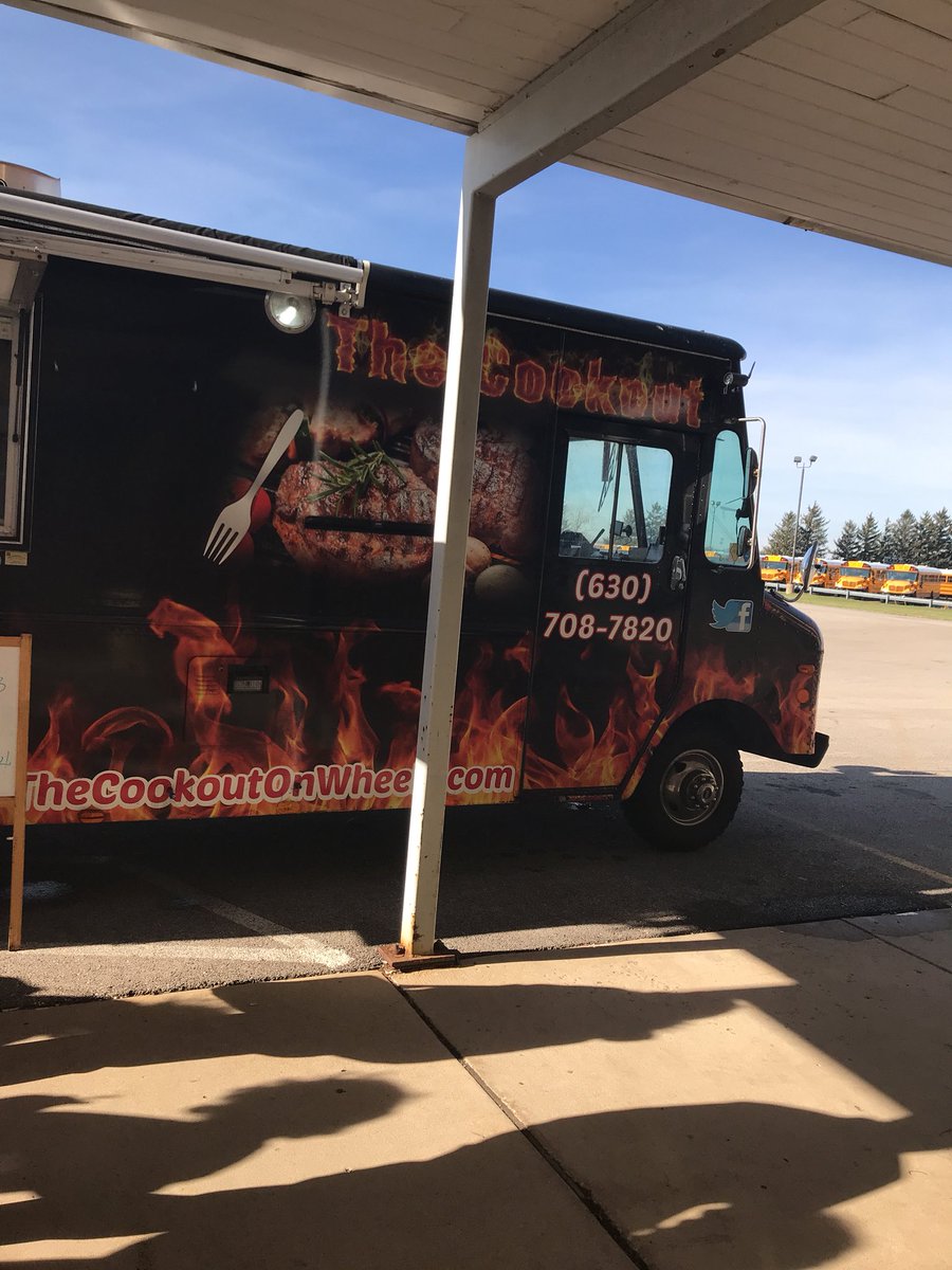 MathWithWilson's tweet photo. Lunch time!   #IGKNIGHT2017 #thecookout https://t.co/Y5cMc6I8bI