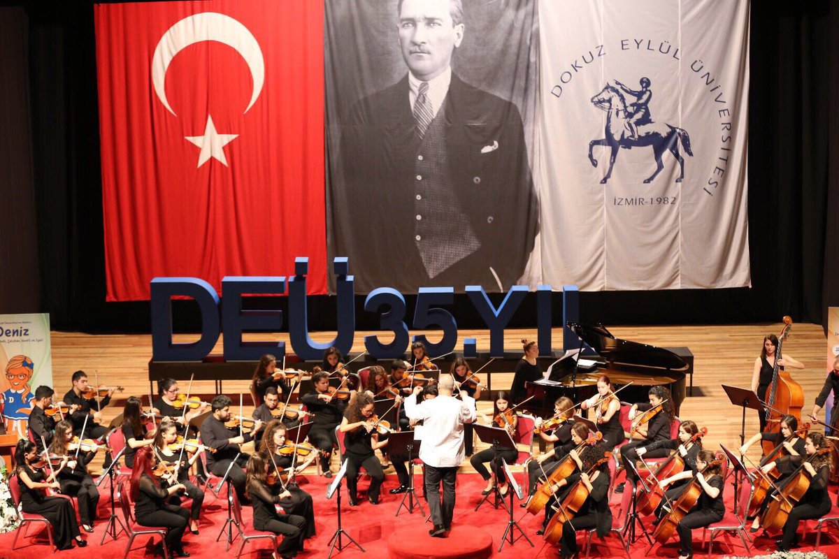 ercelik2000's tweet photo. Üniversitemizin Kuruluşunun 35.yılını çoşkuyla kutladık.Üniversite değerlerine sahip çıkarak ilk yönetim kurulu üyelerini onure etti. https://t.co/4fEciqkd5e
