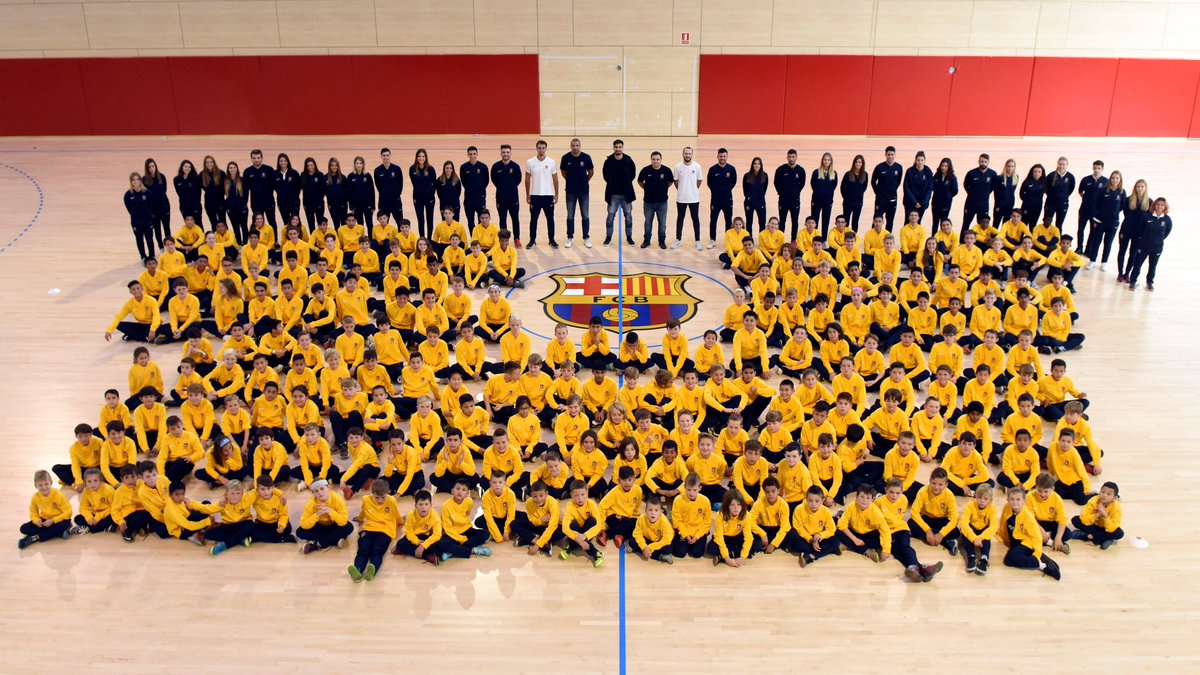 BarcaAcademy's tweet photo. 🇺🇸 Más de 200 participantes del #FCBClinic de Estados Unidos conocen a André Gomes @aftgomes 
📰👉 https://t.co/CcUr9dwUVU https://t.co/3DnqwCNOcK