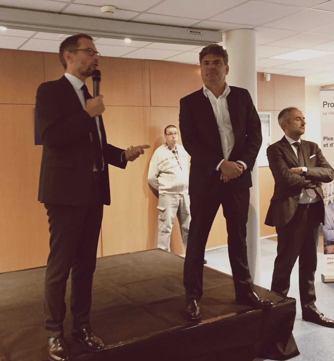 mathildemarre's tweet photo. Salle comble à #Pessac pour rencontres @mbebear @Delphmaison @MarieeOlivier départ lancé #wego @JulienSteimer #AXA https://t.co/lBsZ1nyoUK