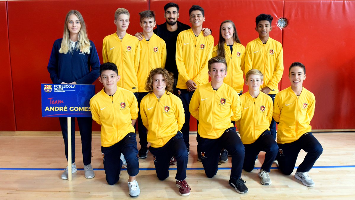 BarcaAcademy's tweet photo. 🇺🇸 Más de 200 participantes del #FCBClinic de Estados Unidos conocen a André Gomes @aftgomes 
📰👉 https://t.co/CcUr9dwUVU https://t.co/3DnqwCNOcK