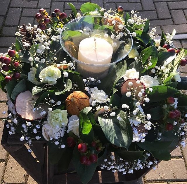 Stroud_WDYT's tweet photo. What a beauty! Order your festive table decorations from @fleursderue now! #Stroud #WDYT #flowervan #christmasflowers https://t.co/kVS0qbAo0G https://t.co/sfR5HLI1nh