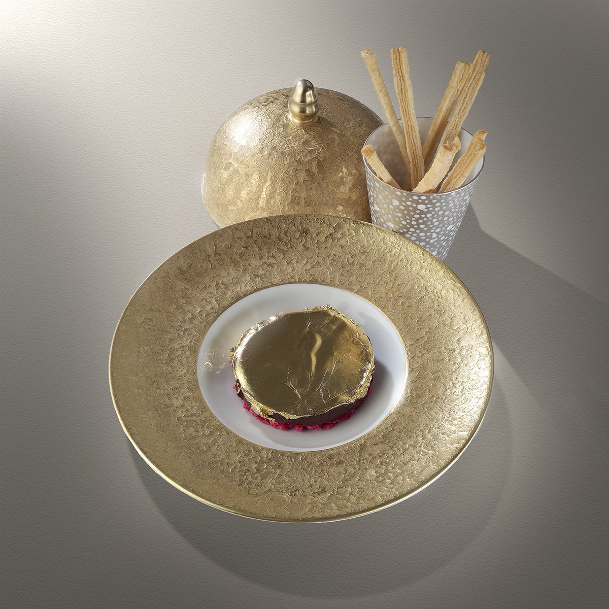 Agentiauk's tweet photo. The dappled gold of Legle's Moonscape collection is the height of decadent dinnerware: https://t.co/uoMTbUACxk https://t.co/RUdaUSEejg