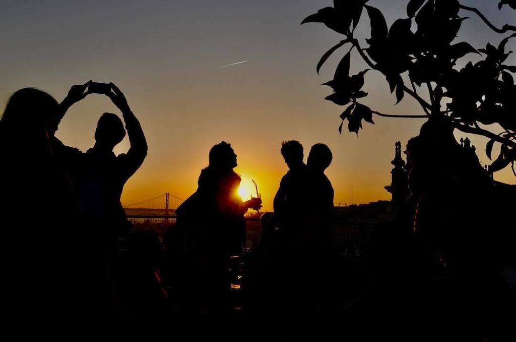 lephotogrammeur's tweet photo. Sunset &amp; mojito à Lisbonne, en haut d'un parking public, dans un bar caché.
.
#sunset #lisboa #nikon #lieudeouf #nikon_photography #nikonlove #secretplace #instamoods #portugal #ilovelisboa #lisbonne #d90nikon #mojito #theplacetobe #lisboa #igerlisboa https://t.co/h5Q92Qoo1m https://t.co/R321KINcCi