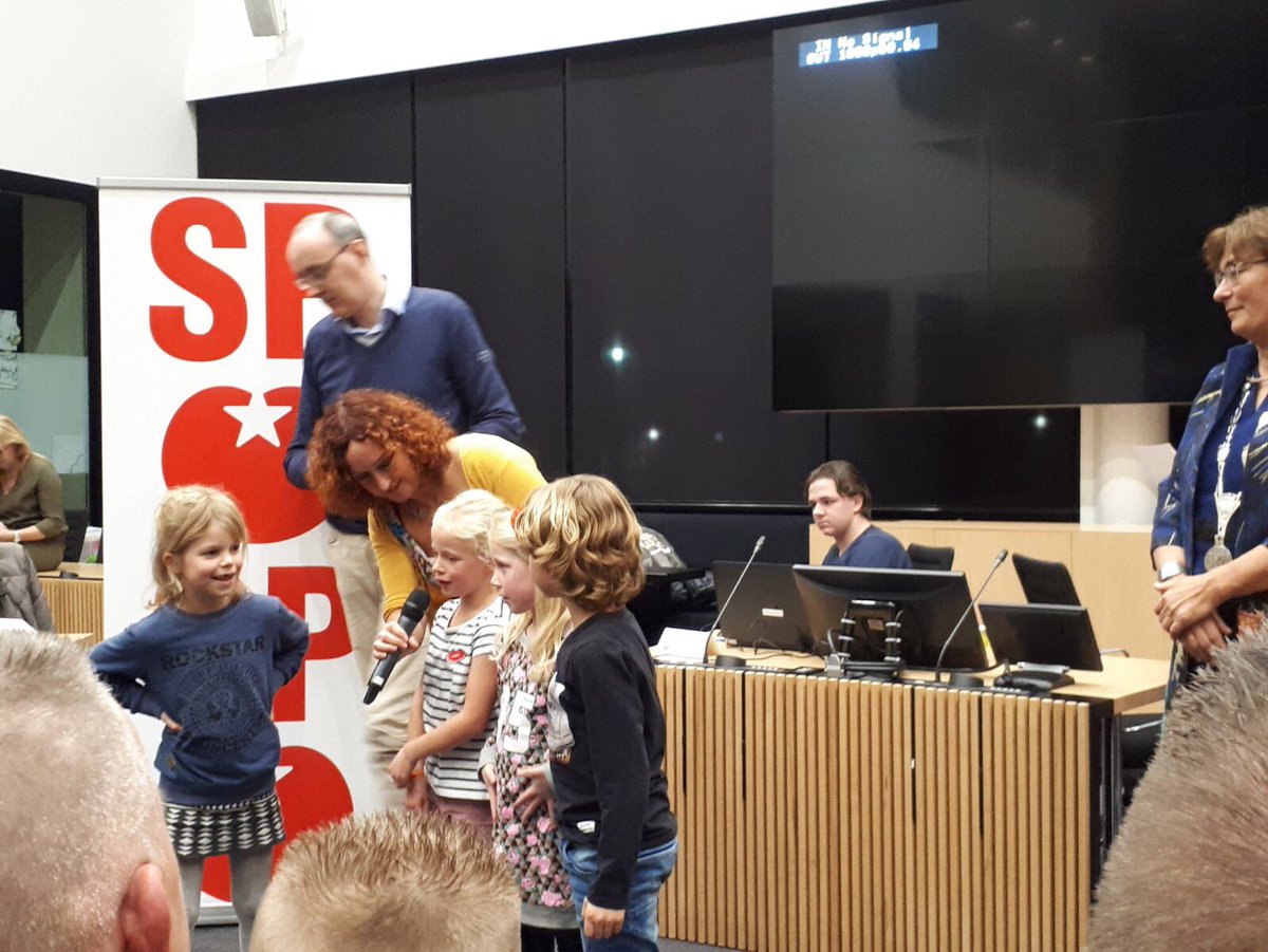 De 4J’s van <a href="/OBSTRavelijn/">OBS 't Ravelijn</a> ontvangen een <a href="/SP_OSS/">SP afdeling Oss</a> #kinderlintje voor hun afvalopruimactie. Een verdiende proficiat. @StichtingOOG