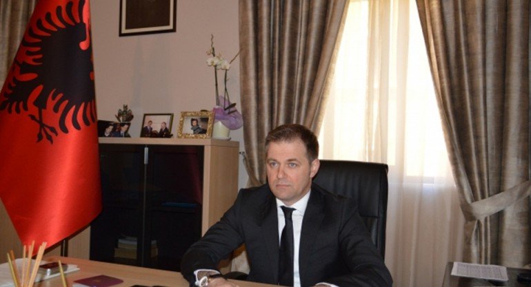 RolandQafoku's tweet photo. Sot ne 21.00 ne Debati ne Channel One: Diplomacia ekonomike. TeftuarL Suela Janina ambasadore ne BE, Gent Gazheli ambasador ne Turqi dhe dy analiste. https://t.co/srG0eyNJzV