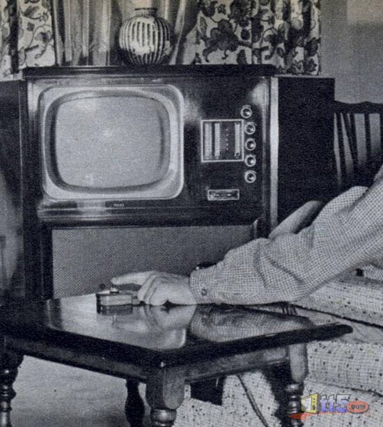 اول تلفزيون مع ريموت كنترول عام 1957
تم اختراع ريموت كنترول يتحكم فى القنوات من بعد وانتشر عام 1957 على الرغم من أن بدايته كانت فى 1950، وأصبح المستخدم قادرا على تغيير القنوات من مكانه.
#تفنيات_قديمة